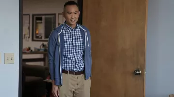 Sweat à capuche bleu porté par Edmond Ku (James Hiroyuki Liao) comme on le voit dans L'abandon de la garde-robe (S01E02)