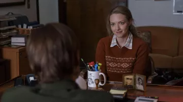 Pull marron porté par Elizabeth Holmes (Amanda Seyfried) comme on le voit dans Le Décrochage de l'émission de Télévision (S01E01)
