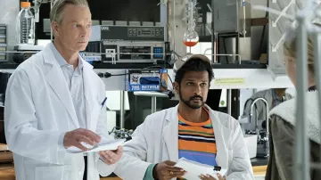 T-shirt rayé orange et bleu porté par Rakesh Madhava (Utkarsh Ambudkar) comme on le voit dans Le Décrochage (S01E01)