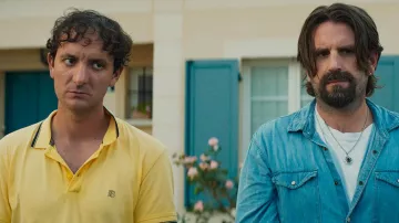 El polo amarillo usado por Stéphane Chevalier (David Marsais) en la película Les Vedettes