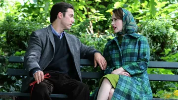 Tartan Plaid Coat vert porté par Miriam 'Midge' Maisel (Rachel Brosnahan) comme on le voit dans La Merveilleuse Mme Maisel TV show (Saison 4)