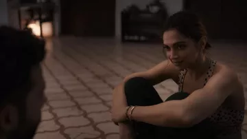Polka Dots Crop Top usado por Alisha (Deepika Padukone) como se ve en los atuendos de las películas Gehraiyaan