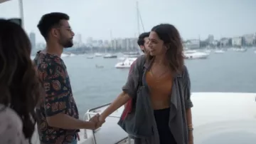 Blusa de sujetador naranja usada por Alisha (Deepika Padukone) como se ve en la película Gehraiyaan