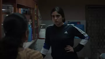 Suéter con capucha Adidas usado por Suman "Sumi" Singh (Bhumi Pednekar) como se ve en los atuendos de las películas Badhaai Do
