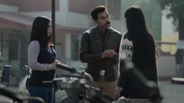 Chaqueta de cuero con cremallera marrón usada por Shardul Thakur (Rajkummar Rao) como se ve en Badhaai Do