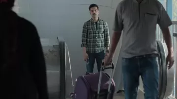 Camisa verde a cuadros usada por Shardul Thakur (Rajkummar Rao) como se ve en la película Badhaai Do