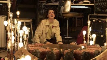 Chaqueta de pana usada por Leah (Anne Hathaway) como se ve en los atuendos de la serie de televisión Solos (Temporada 1 Episodio 1)