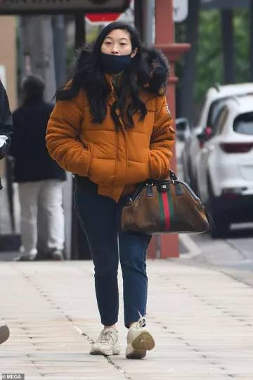Chaqueta de hojaldre naranja usada por Awkwafina en el set de Shang-Chi y la película Legend of the Ten Rings