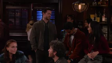 Chaqueta bomber con cremallera usada por Charlie (Tom Ainsley) como se ve en los atuendos del programa de televisión How I Met Your Father (Temporada 1 Episodio 5)