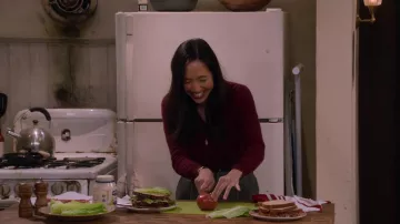 Chemisier rouge chemise portée par Ellen (Tien Tran) comme on le voit dans How I Met Your Father TV series tenues (Saison 1 Épisode 5)