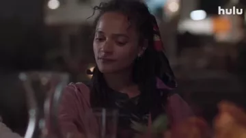Cardigan rosa usado por Bobbi (Sasha Lane) como se ve en Conversaciones con amigos Vestuario (Temporada 1)