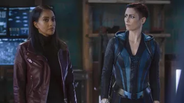 Chaqueta de cuero granate usada por Kelly Olsen (Azie Tesfai) como se ve en el vestuario del programa de televisión Supergirl (Temporada 6 Episodio 1)