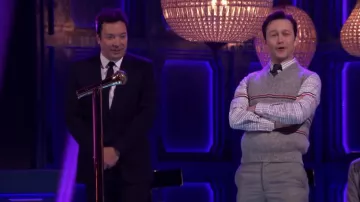 Rayé Gris Pull sans Manches porté par Joseph Gordon-Levitt comme on le voit dans Le Tonight Show Starring Jimmy Fallon le 8 février 2022
