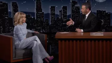 Ensemble pull et pantalon bleu clair porté par Julie Bowen comme on le voit dans Jimmy Kimmel Live! le 9 février 2022