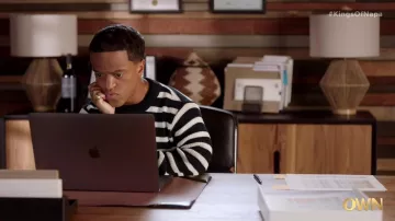 Suéter a rayas blancas y negras usado por Dana King (Rance Nix) como se ve en los atuendos de la serie de televisión The Kings of Napa (Temporada 1 Episodio 5)
