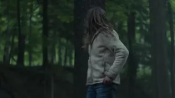 Veste de fourrure portée par Charlie McGee (Ryan Kiera Armstrong) comme on le voit dans la garde-robe du film Firestarter