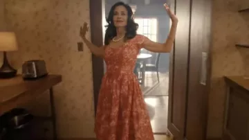 Robe à fleurs portée par Pat Phelps (Courteney Cox) comme on le voit dans Shining Vale TV show tenues (Saison 1)