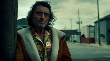 Daim Shearling Manteau porté par M. Wednesday (Ian McShane) comme on le voit dans l'Armoire des Dieux américains (Saison 3 Épisode 1)