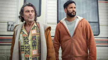 Imprimé Tribal Shirt porté par M. Wednesday (Ian McShane) comme on le voit dans American Gods TV show dressing (Saison 3 Épisode 1)