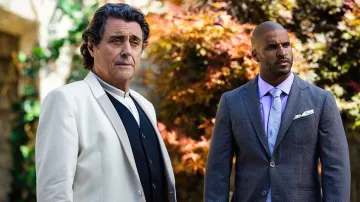 Chemise sans col portée par M. Wednesday (Ian McShane) comme on le voit dans American Gods Outfits (S03E02)