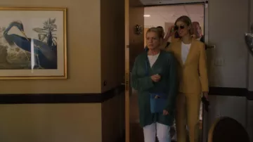 Pantalones de traje amarillo usados por Marla Grayson (Rosamund Pike) como se ve en los atuendos de I Care a Lot
