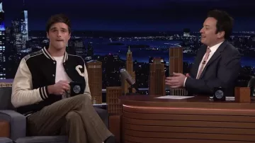 Varsity Jacket porté par Jacob Elordi dans The Tonight Show Starring Jimmy Fallon le 11 janvier 2022
