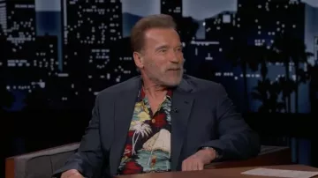 Chemise imprimée hawaïenne portée par Arnold Schwarzenegger comme on le voit dans Jimmy Kimmel Live! le 10 février 2022