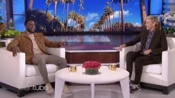 La veste marron portée par Kevin Hart comme on le voit dans The Ellen DeGeneres Show le 10 février 2022