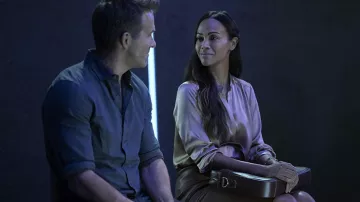 Camisa de blusa de seda usada por Zoe Saldana como se ve en el vestuario de la película The Adam Project