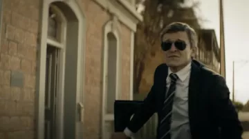 Noir aviateur Lunettes de soleil portées par l'Inspecteur-Détective Lachlan Rogers (Damon Herriman) comme on le voit dans Le Touriste de la série télévisée garde-robe (Saison 1)