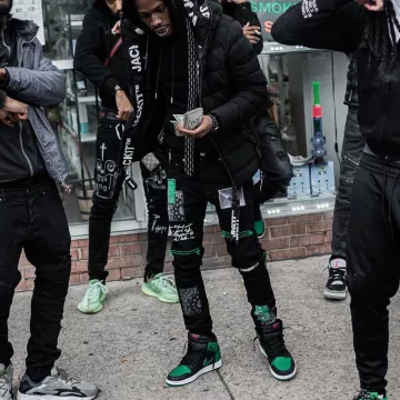 Jeans negros con parches de pañuelo usados por WillThaRapper en su cuenta de Instagram @willtharapper