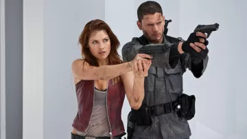 Rouge sans manches Zip Veste en Cuir porté par Claire Redfield (Ali Larter) comme on le voit dans Resident Evil: The Final Chapter film garde-robe