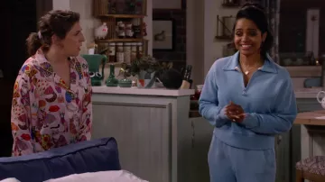 Chat Imprimé Pyjama porté par Kat (Mayim Bialik) comme on le voit dans Call Me Kat TV show armoire (Saison 2 Épisode 6)