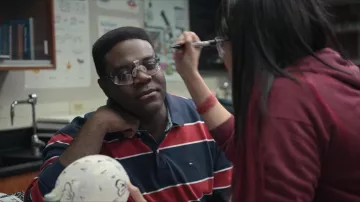 Tommy Hilfiger camisa polo a rayas usada por Aniq (Sam Richardson) como se ve en The Afterparty (S01E05)