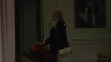 Sac à main blanc porté par Anna Delvey (Julia Garner) comme on le voit dans Inventing Anna TV show armoire (Saison 1 Épisode 1)