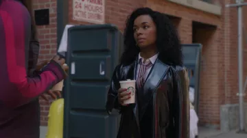 Veste en cuir portée par Neff (Alexis Floyd) comme on le voit dans Inventing Anna série TV armoire (Saison 1 Épisode 2)