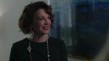 Chanel Collier de Perles porté par Sasha Thomas (Kathleen Garrett) comme on le voit dans Inventing Anna séries TV tenues (S01E03)