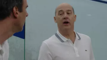 Lacoste Polo Blanc porté par Alan Reed (Anthony Edwards) comme on le voit dans l&#39;Invention d&#39;Anna Armoire (S01E04)