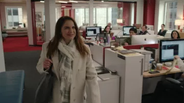 Manteau blanc porté par Vivian (Anna Chlumsky) comme on le voit dans Inventing Anna séries TV (S01E05)