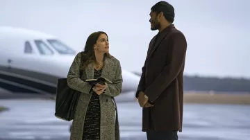 Manteau marron porté par Rob Wiesenthal (Usama Siddiquee) comme on le voit dans Inventing Anna (S01E04)