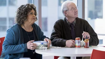 Cardigan bleu porté par Maud (Anna Deavere Smith) comme on le voit dans l&#39;Invention d&#39;Anna Tenues (Saison 1 Épisode 3)