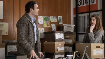 Cardigan porté par Todd (Arian Moayed) comme on le voit dans Inventer Anna tenues de la série TV (Saison 1 Épisode 3)