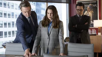 Gris Plaid Blazer porté par Vivian (Anna Chlumsky) comme on le voit dans Inventer Anna garde-robe (S01E03)