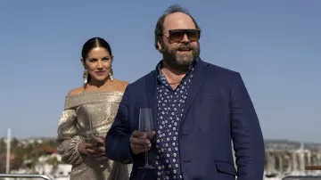 Les lunettes de soleil portées par Steve Lagos (Angus Benfield) comme on le voit dans Inventing Anna (S01E02)