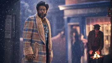 Shearling Plaid Coat porté par Jeronicus (Forest Whitaker) comme on le voit dans Jingle Jangle: A Christmas Journey film garde-robe