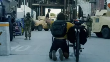 Mochila usada por Nico (KJ Apa) como se ve en los atuendos de Songbird