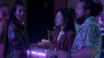 Gabardina de cuero usada por Ruby (Corinne Foxx) como se ve en el vestuario del programa de televisión Dollface (Temporada 2 Episodio 4)