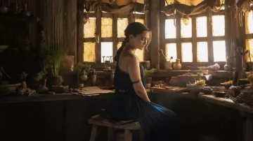Robe bleue portée par Bronwyn (Nazanin Boniadi) comme on le voit dans Le Seigneur des Anneaux: Les Anneaux de Puissance de la série TV tenues (Saison 1)