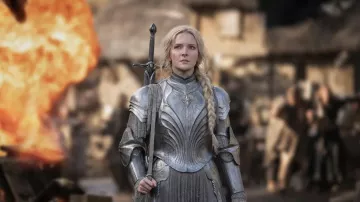 L&#39;épée de Galadriel (Morfydd Clark) dans la série télévisée Le Seigneur des anneaux : Les anneaux de pouvoir (Saison 1)