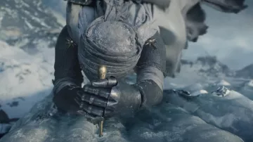 Couteau en or utilisé par Galadriel (Morfydd Clark) comme on le voit dans la série télévisée Le Seigneur des anneaux : Les anneaux de pouvoir (Saison 1)